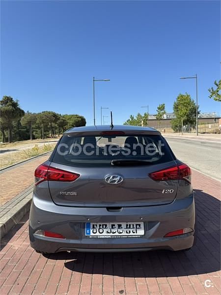Usado Hyundai i20 84 CV (61 kW) 2016 Gris / plata Berlina