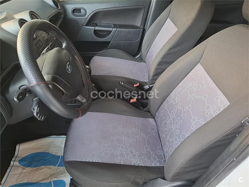 Usado Ford Fiesta Futura 68 CV (50 kW) 2008 Blanco Utilitario