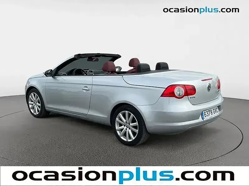 Usado VW Eos 140 CV (102 kW) 2010 Gris plata Descapotable
