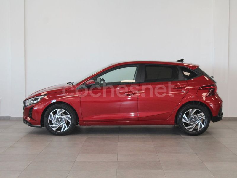 Usado Hyundai i20 100 CV (73 kW) 2024 Rojo Berlina