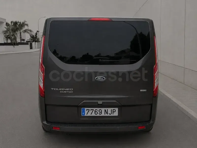 Usado Ford Tourneo Titanium 130 CV (95 kW) 2018 Gris / plata Monovolumen