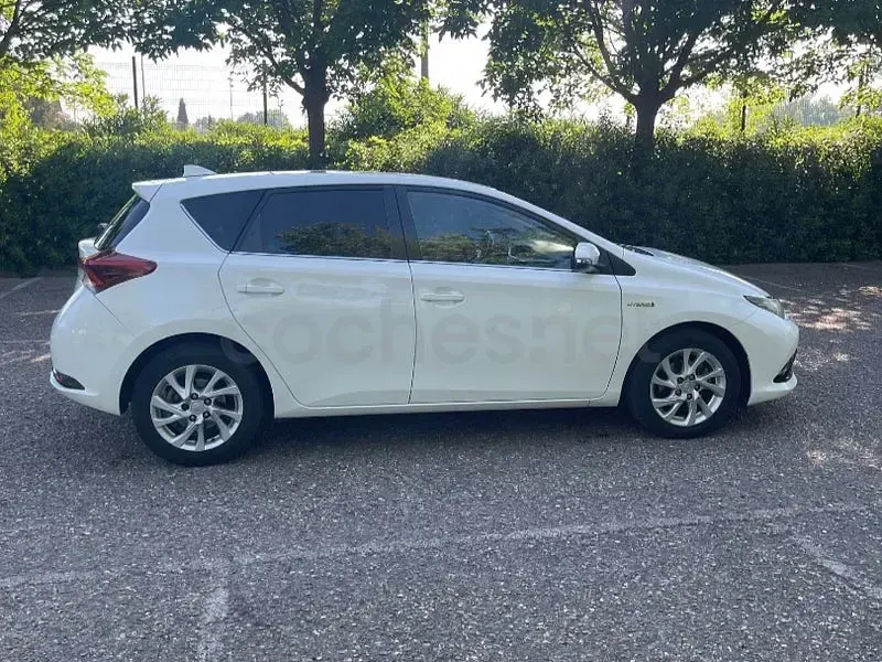 Usado Toyota Auris Hybrid Business Edition 136 CV (100 kW) 2017 Blanco Berlina