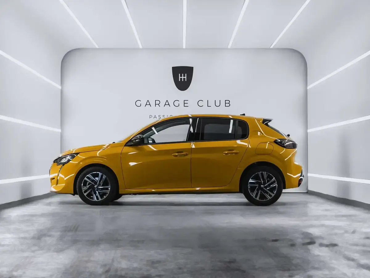 Usado Peugeot 208 Allure 101 CV (74 kW) 2023 Amarillo Utilitario