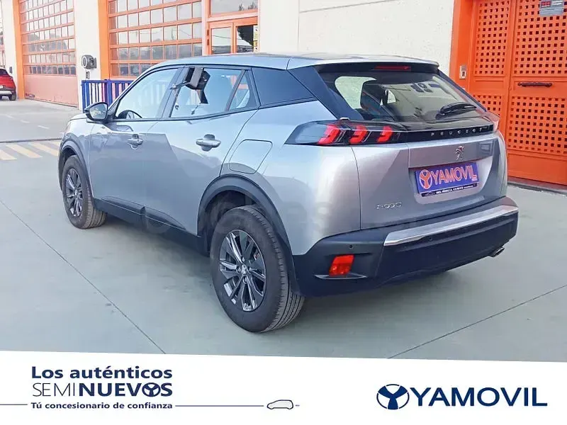 Usado Peugeot 2008 Active 110 CV (80 kW) 2022 Gris / plata SUV