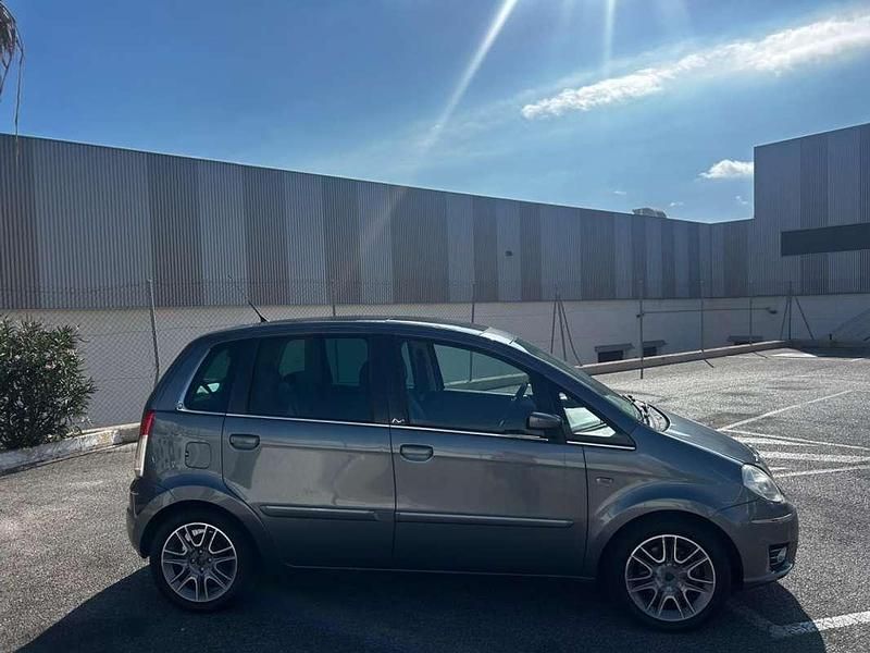 Usado Lancia Musa 90 CV (66 kW) 2009 Gris Monovolumen