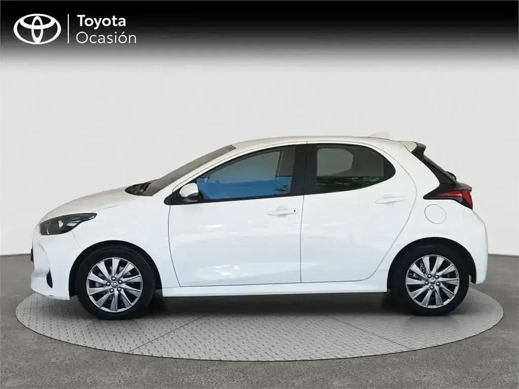 Usado Toyota Yaris Hybrid Active 116 CV (85 kW) 2023 Blanco Monovolumen