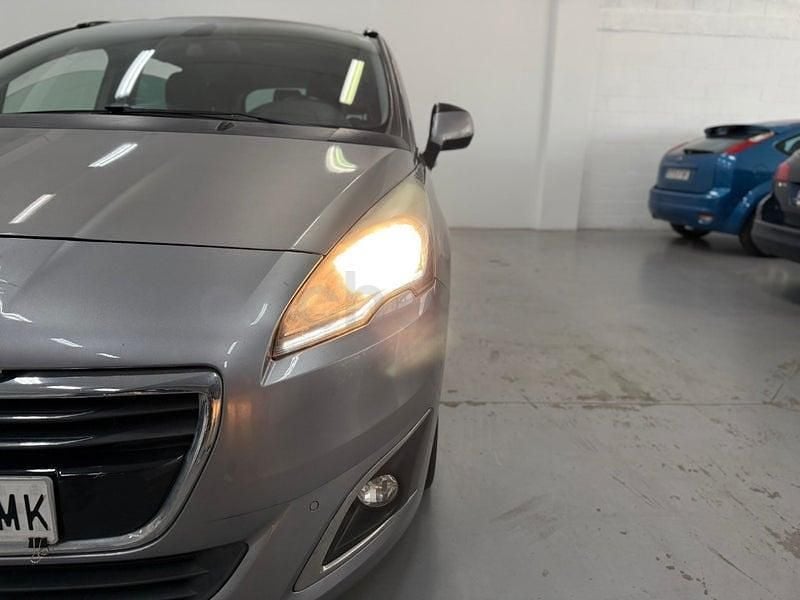 Usado Peugeot 5008 Style 120 CV (88 kW) 2016 Gris / plata Monovolumen
