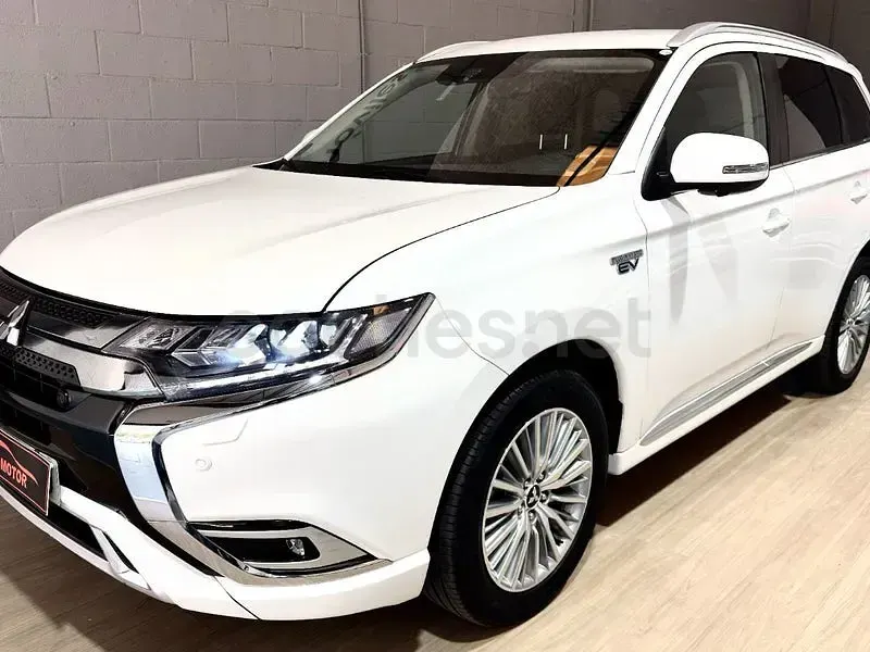 Usado Mitsubishi Outlander P-HEV 224 CV (164 kW) 2021 Blanco SUV