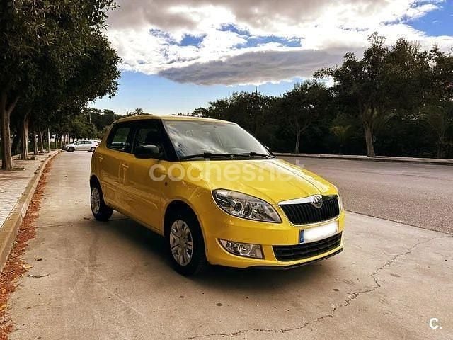 Usado Skoda Fabia Style 85 HP (62 kW) 2010 Amarelo Sedan