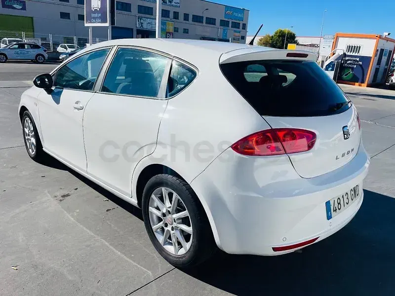 Begagnad Seat Leon Style 105 HK (77 kW) 2010 Vit Halvkombi