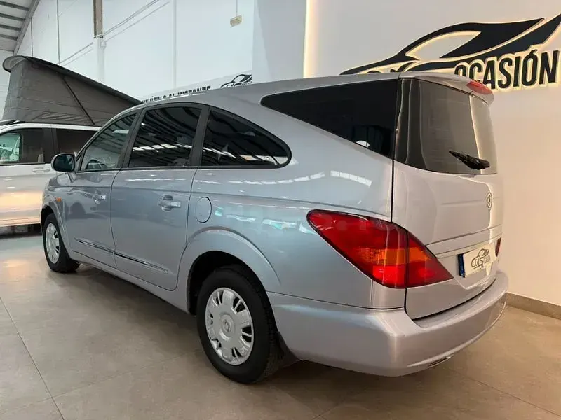 Usado SsangYong Rodius Limited 165 CV (121 kW) 2012 Gris / plata Monovolumen