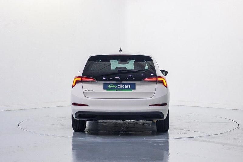 Usado Skoda Scala Ambition 115 CV (84 kW) 2019 Blanco Utilitario