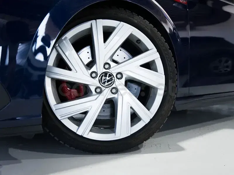 Usado VW Golf VIII GTI 245 CV (180 kW) 2022 Azul Berlina