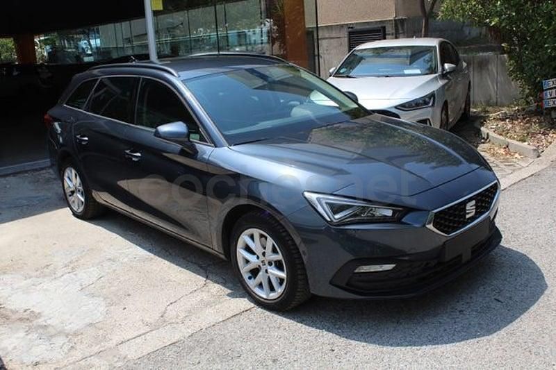 Usado Seat Leon Style 110 CV (80 kW) 2022 Gris / plata Berlina