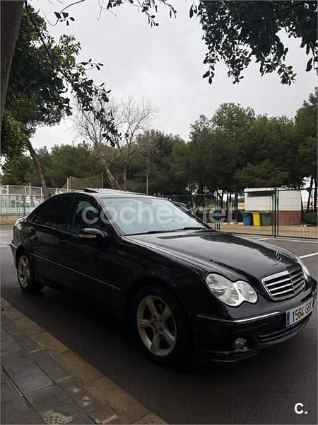 Usado Mercedes C220 Avantgarde 143 HP (105 kW) 2005 Preto Sedan