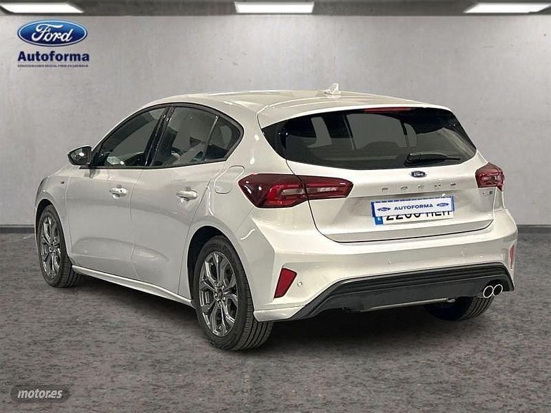 Usado Ford Focus ST-Line 125 CV (91 kW) 2023 Plateado Berlina