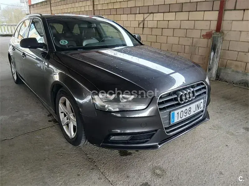 Usado Audi A4 136 HP (100 kW) 2012 Preto Carrinha