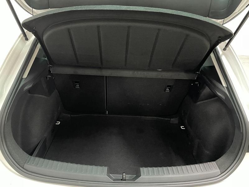 Usado Seat Leon Style 110 CV (80 kW) 2024 Blanco