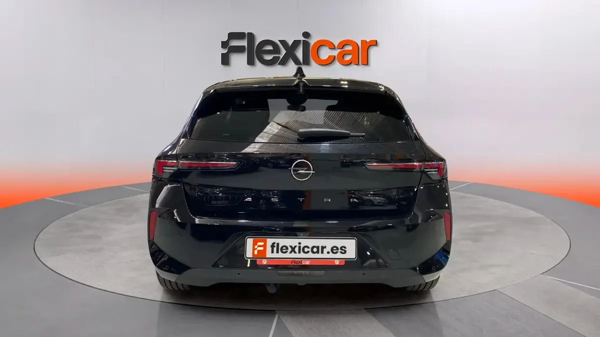 Usado Opel Astra Edition 110 CV (80 kW) 2022 Negro Utilitario