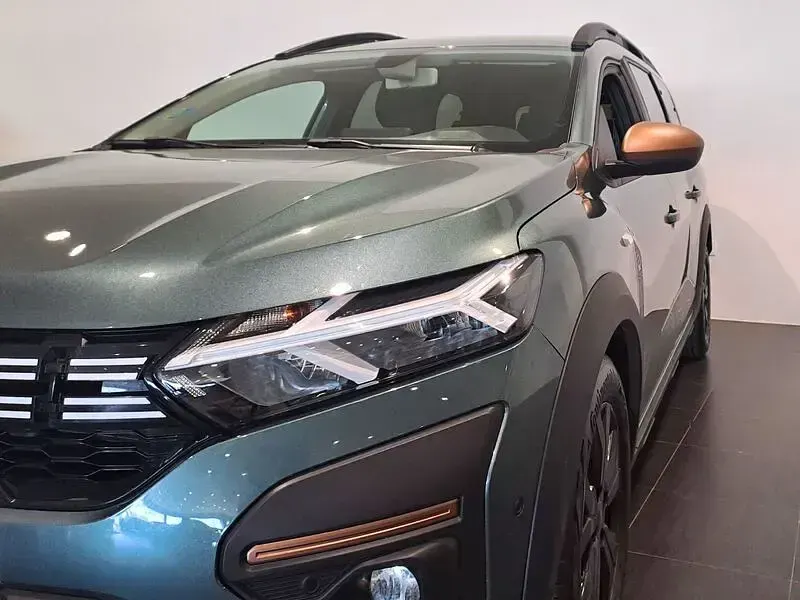 Usado Dacia Jogger Extreme 140 CV (102 kW) 2025 Verde Monovolumen