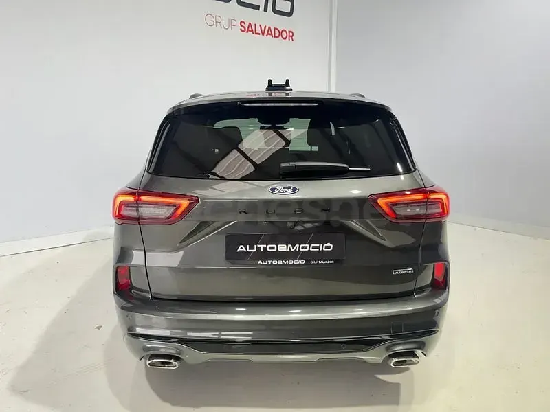 Usado Ford Kuga ST-Line 243 CV (178 kW) 2025 Gris / plata SUV