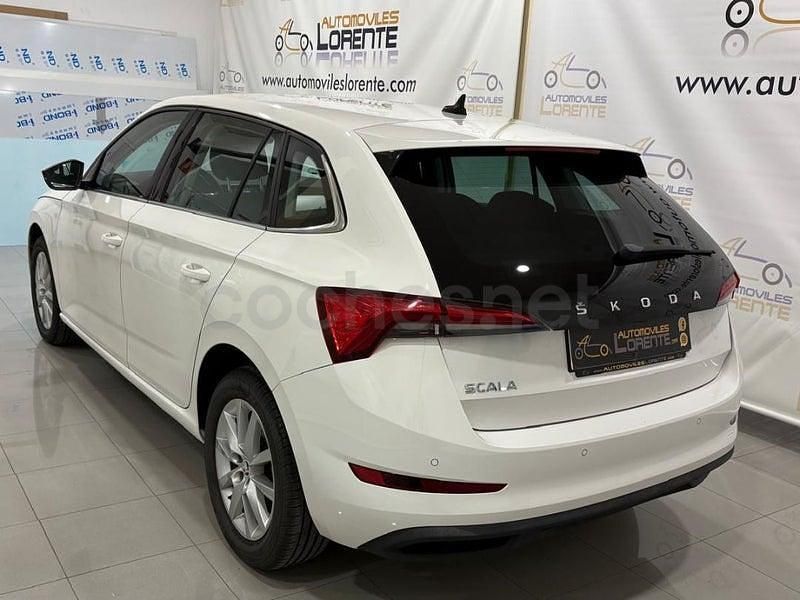 Usado Skoda Scala Ambition 110 CV (80 kW) 2021 Blanco Utilitario