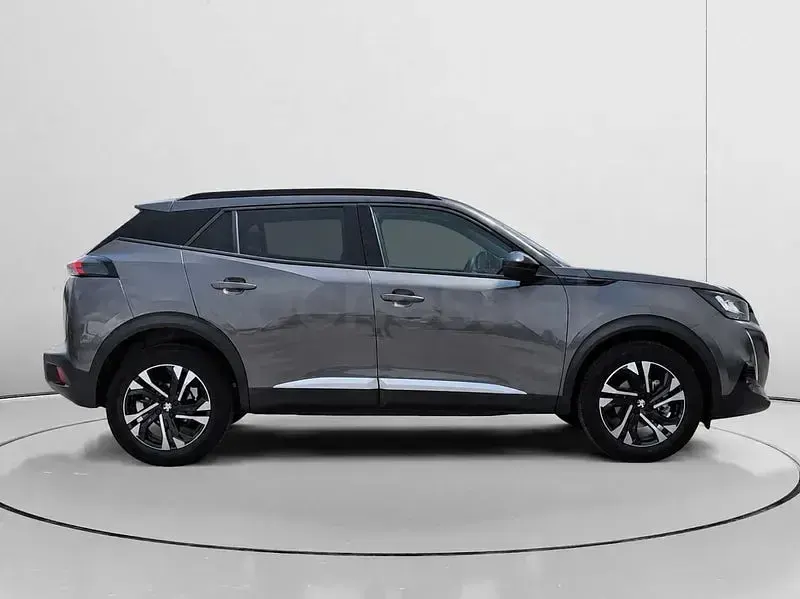 Usado Peugeot 2008 Allure 110 CV (80 kW) 2021 Gris / plata SUV