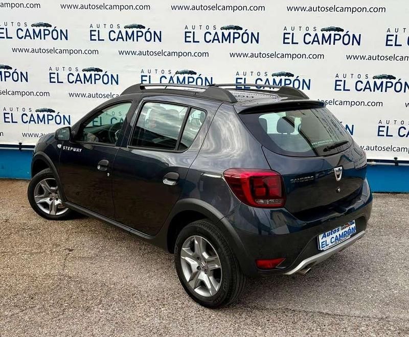 Usado Dacia Sandero Essentiel 101 CV (74 kW) 2020 Gris Utilitario