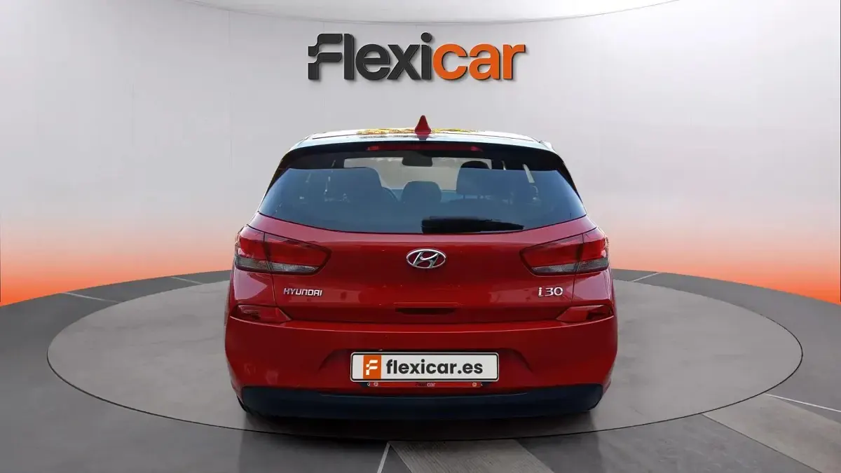 Usado Hyundai i30 110 CV (80 kW) 2018 Rojo Berlina