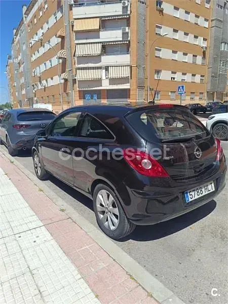 Usado Opel Corsa Selective 95 CV (69 kW) 2012 Negro Utilitario