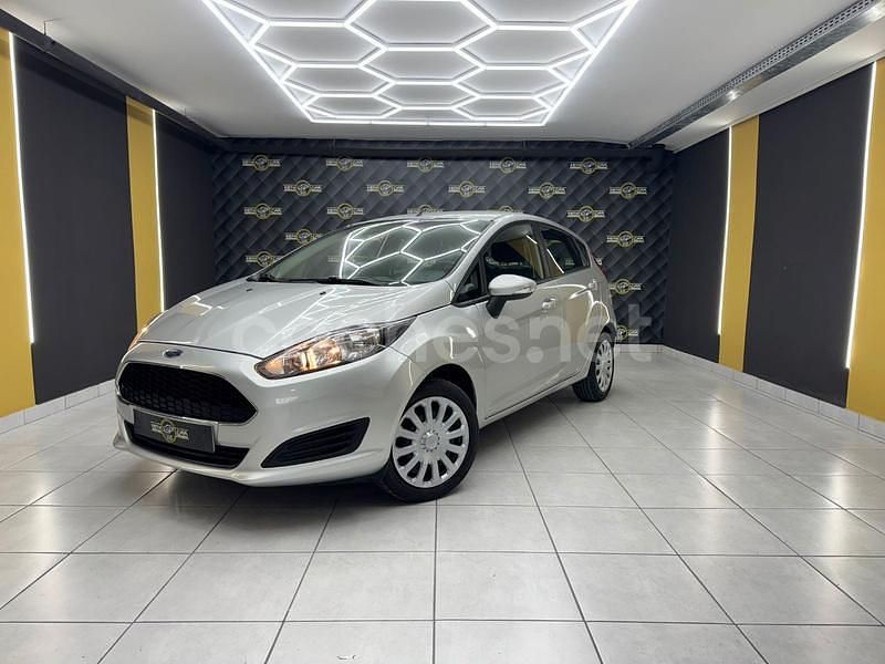 Gris / plata Usado 2017 Ford Fiesta Trend Berlina | 7990 € (Precio justo) - Imagen 1/4
