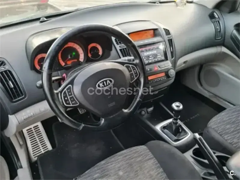 Usado Kia ProCeed 140 CV (102 kW) 2009 Gris / plata Utilitario