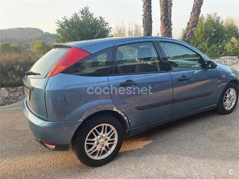 Usado Ford Focus Ambiente 100 CV (73 kW) 2001 Azul Berlina