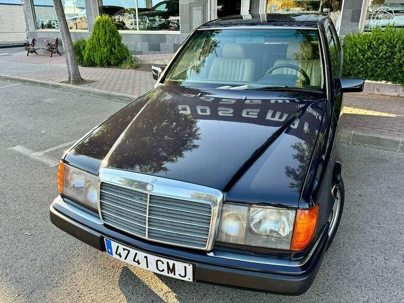 Usado Mercedes E300 147 CV (108 kW) 1989 Azul Berlina