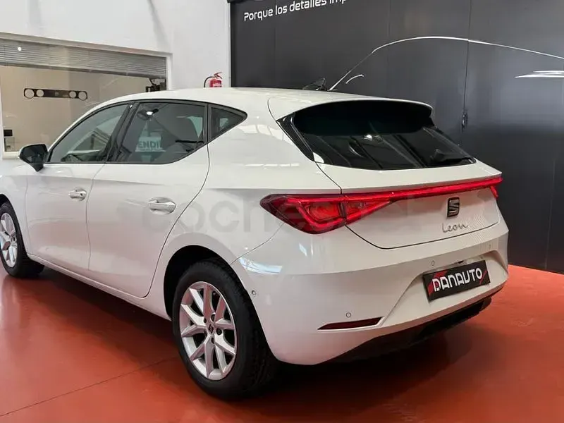 Usado Seat Leon Style 115 CV (84 kW) 2021 Blanco Berlina