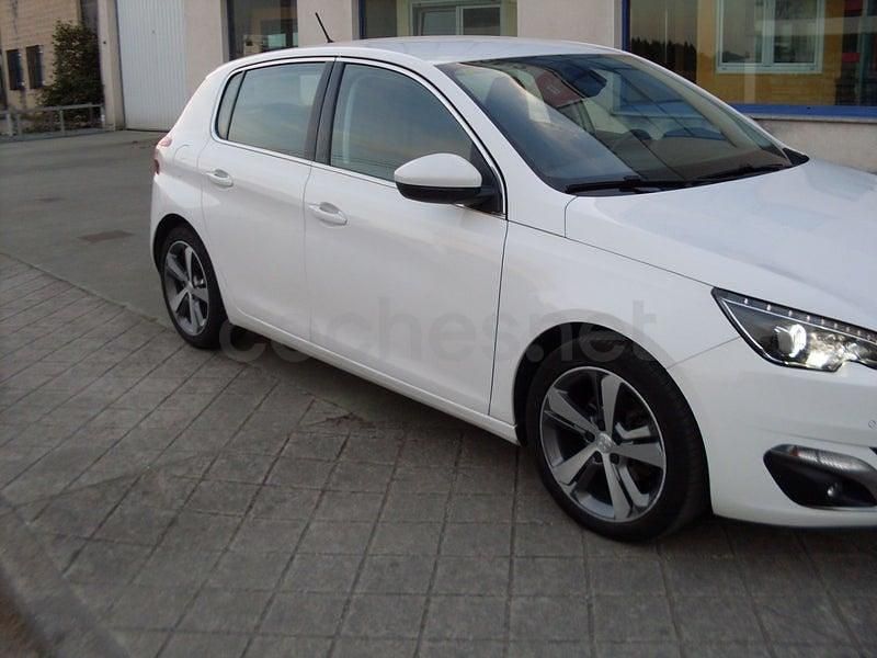 Usado Peugeot 308 Allure 115 CV (84 kW) 2015 Blanco Berlina