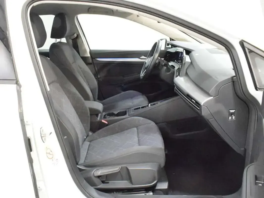 Usado VW Golf VIII Life 110 CV (80 kW) 2022 Blanco Familiar