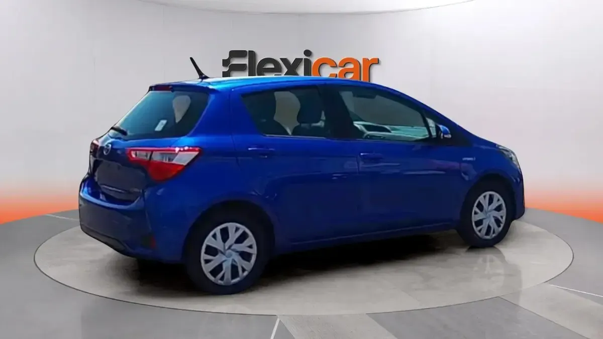 Usado Toyota Yaris Hybrid Active 100 CV (73 kW) 2020 Azul Berlina