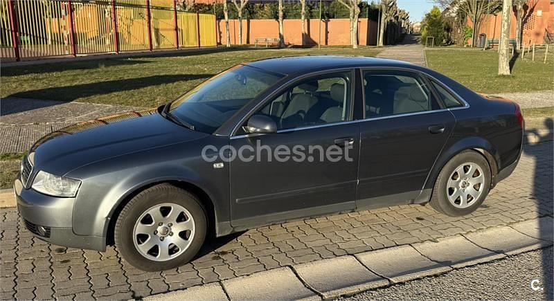 Usado Audi A4 130 CV (95 kW) 2002 Gris / plata Berlina