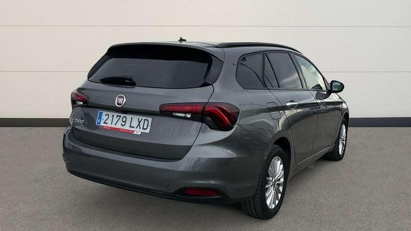 Usado Fiat Tipo Life 95 CV (69 kW) 2022 Gris Familiar