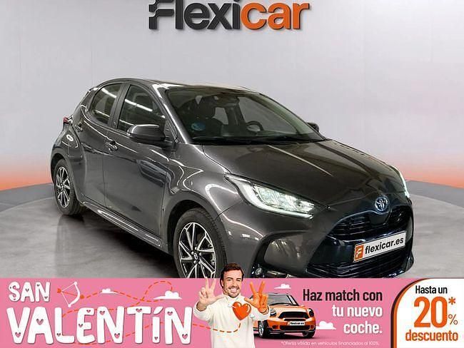 Gris Usado 2022 Toyota Yaris Hybrid Plus Berlina | 20.490 € (Precio justo) - Imagen 1/4