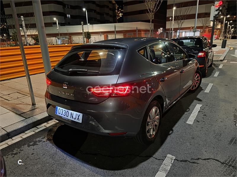 Usado Seat Leon Style 105 CV (77 kW) 2015 Gris / plata Berlina