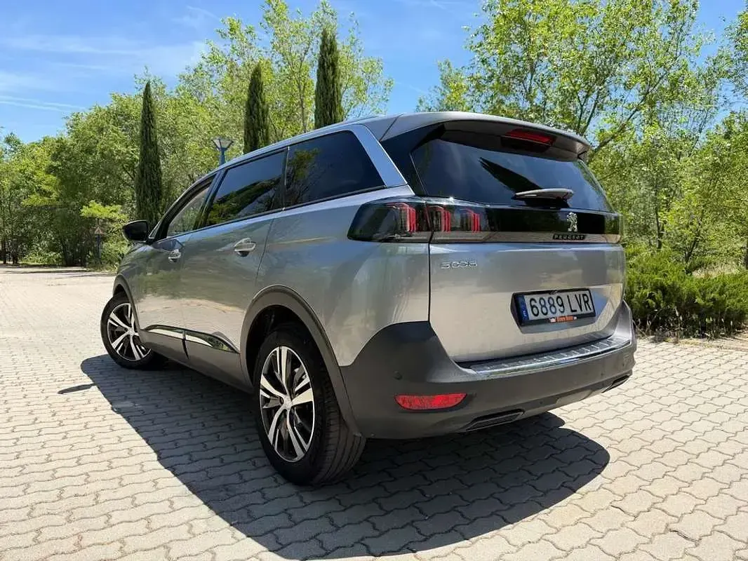 Usado Peugeot 5008 Allure 130 CV (95 kW) 2022 Gris SUV
