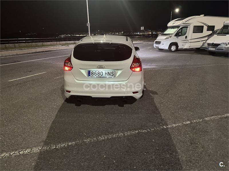 Usado Ford Focus Trend 125 CV (91 kW) 2013 Blanco Berlina