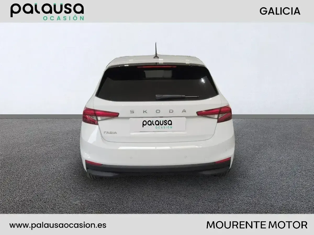 Usado Skoda Fabia Selection 95 CV (69 kW) 2025 Blanco Utilitario