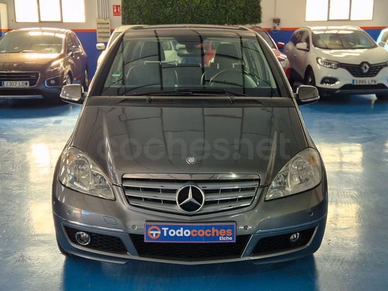 Usado Mercedes A180 Avantgarde 109 CV (80 kW) 2010 Gris / plata Monovolumen