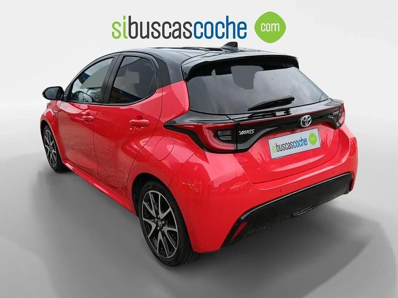 Usado Toyota Yaris Hybrid Plus 120 CV (88 kW) 2021 Rojo