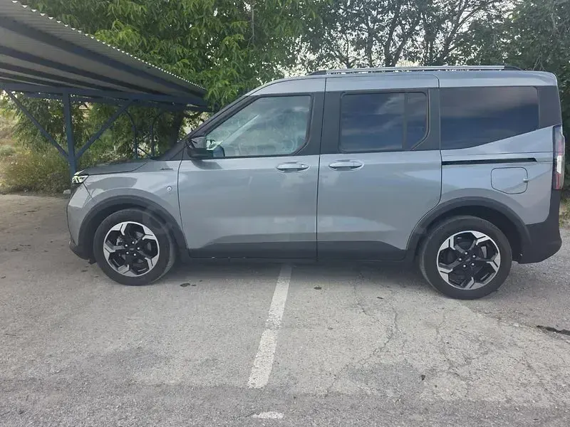 Usado Ford Tourneo Courier Active 125 CV (91 kW) 2024 Gris / plata Monovolumen