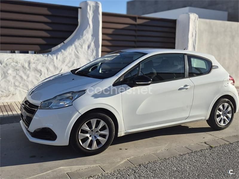 Usado Peugeot 208 Active 75 CV (55 kW) 2016 Blanco Utilitario