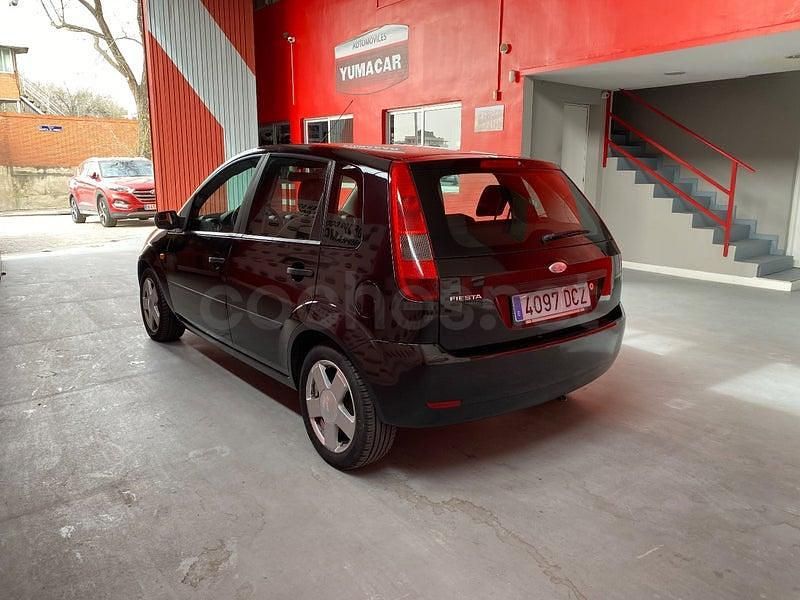 Usado Ford Fiesta Trend 100 CV (73 kW) 2004 Negro Utilitario